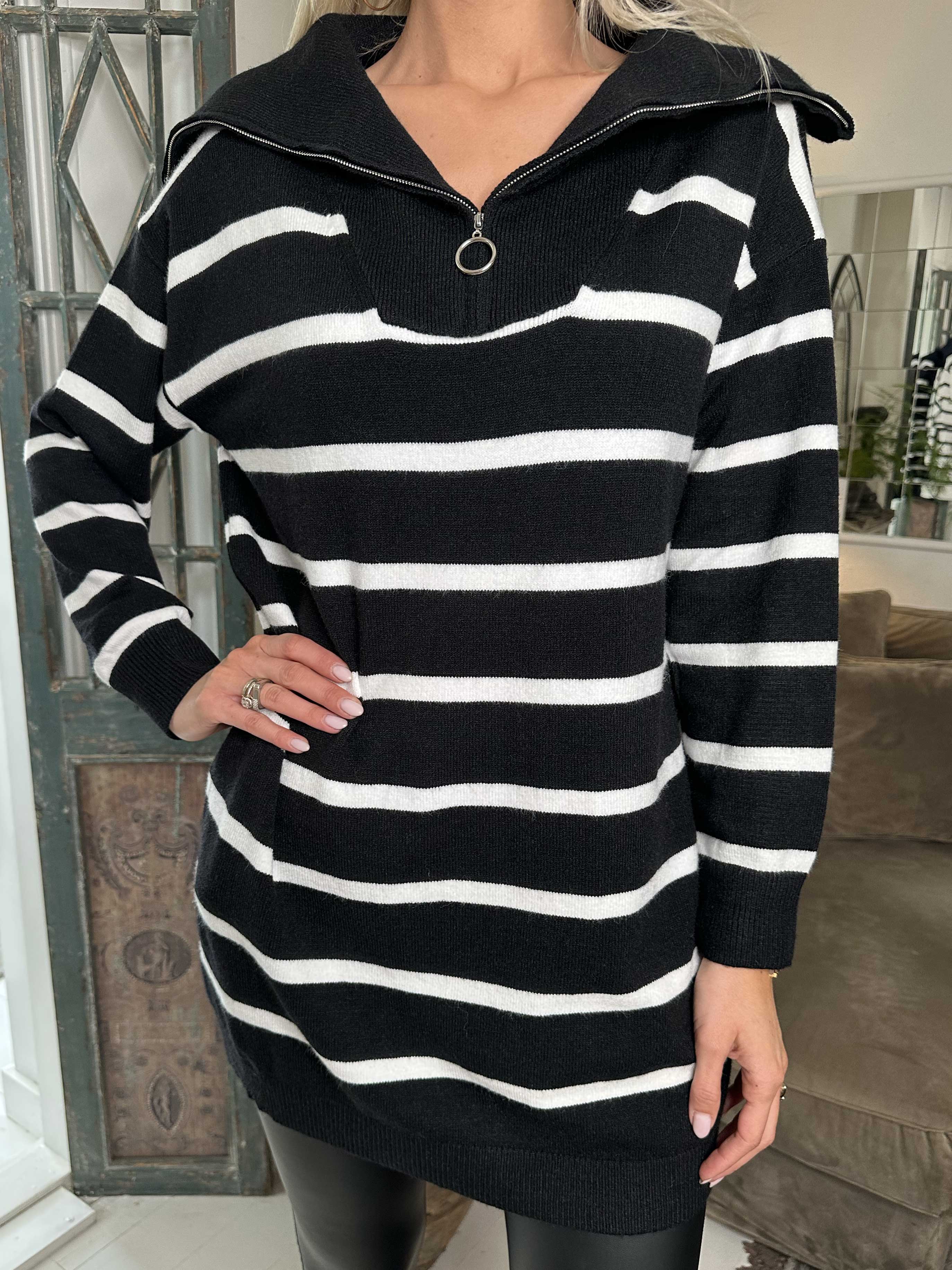 Liza - Blød strikkjole med striber og lynlås